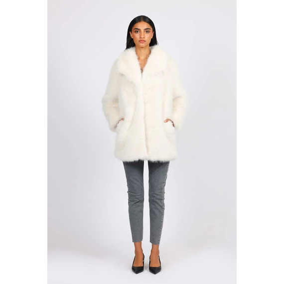 NAF NAF törtfehér színű középhosszú szabású sálgalléros bunda